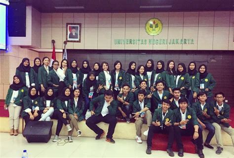 Berhasil atau tidaknya pendidikan formal atau pendidikan sekolah bergantung pada dan dipengaruhi oleh pendidikan di dalam keluarga. Perbedaan Pendidikan Formal dan Informal Contohnya ~ Blog ...