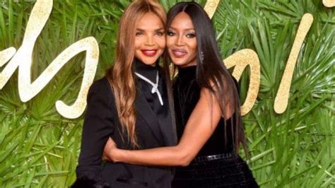Naomi campbell è diventata madre per la prima volta a 50 anni. Naomi Campbell sfila con mamma Valerie... e sembrano ...