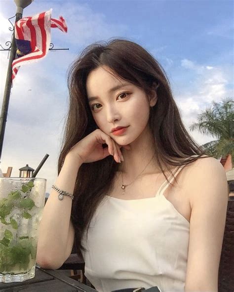 Pin Oleh 이주이 Di Kim Nahee 김나희 Ulzzang Gadis Korea Kecantikan Orang Asia Gaya Rambut Modern