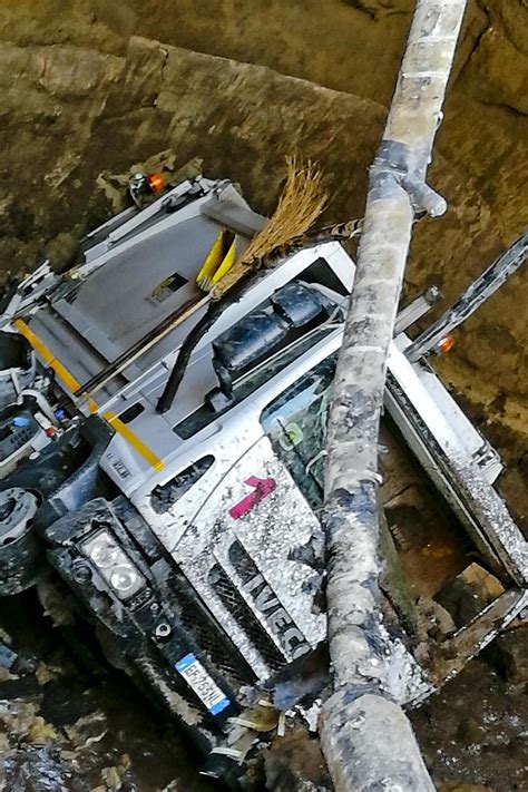 Una voragine si è aperta d'improvviso a via kerbaker ieri mattina, la strada è stata immediatamente chiusa e la viabilità del vomero è andata in tilt. Voragine oggi a Casoria, Napoli: palazzi sgomberati e ...