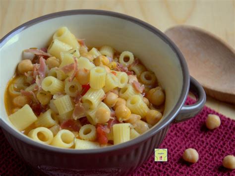 Lasciate dorare leggermente l'aglio e aggiungete i ceci con un po' di acqua. Pasta ceci e speck con ceci in scatola | Chez Bibia