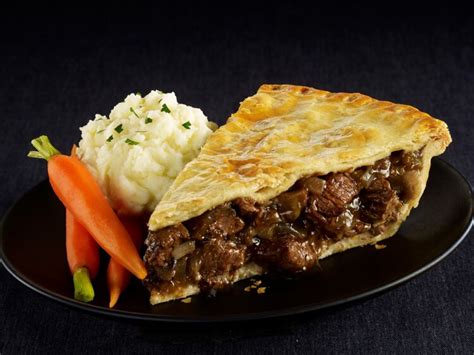 Tourte à la viande de bœuf et aux oignons carottes vapeur et purée