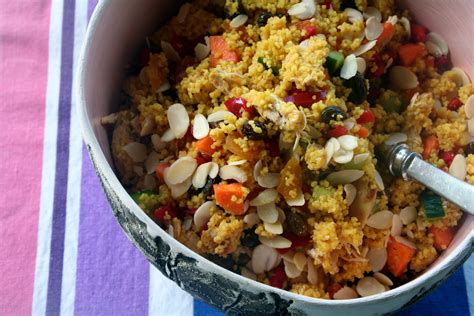 Kreuzkümmel, koriander und curry schmecken in einer türkischen oder nordafrikanischen salatkreation besonders raffiniert. Marrokansk couscoussalat med marinert kylling - Mat På Bordet