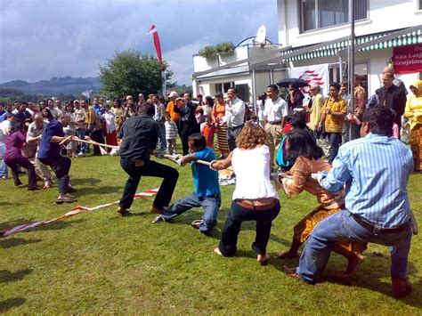 Pada nomor satu adalah karnaval & yang kedua adalah aneka lomba 17 agustusan dan yang tidak kalah penting adalah. Lomba 17 Agustus Paling Unik dan Lucu