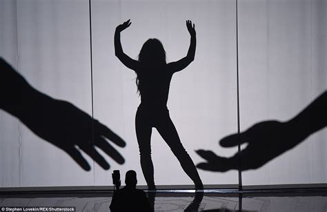 britney spears glitters in gold and dances up a storm on the mtv vma stage daily mail online