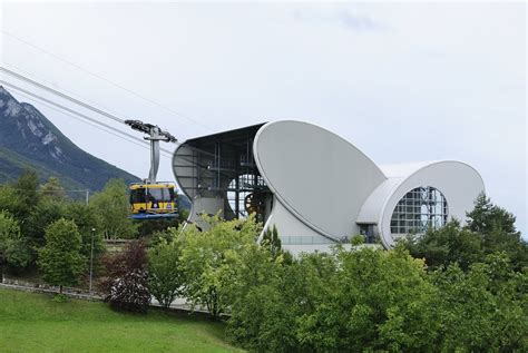 Die gegend am lago maggiore ist beliebt bei touristen. Gondel 2 der Stresa-Mottarone Seilbahn schwebt am 11.8 ...