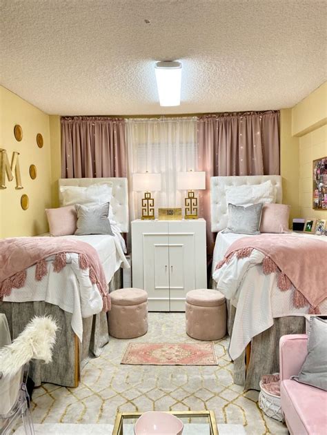 a bedroom with two twin beds and pink accents on the walls along with other furniture