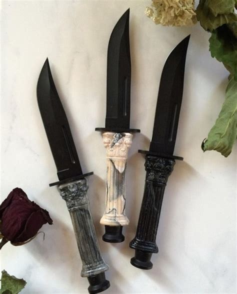 The Sickest Knives On Tumblr Fantasy Dagger Fantasy Weapons Pretty