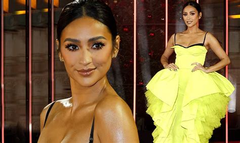 British Fashion Awards 2022 Shay Mitchell Looks Lovely In A Vibrant