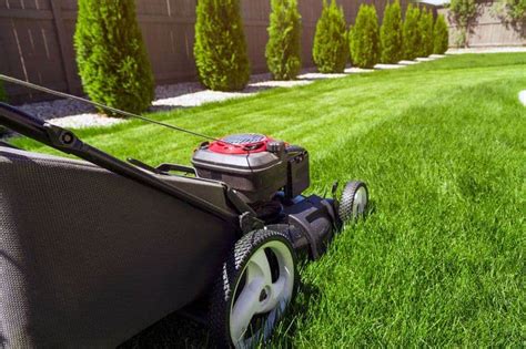 Learn How To Mow Your Lawn Correctly Use An Even Pattern And Dont