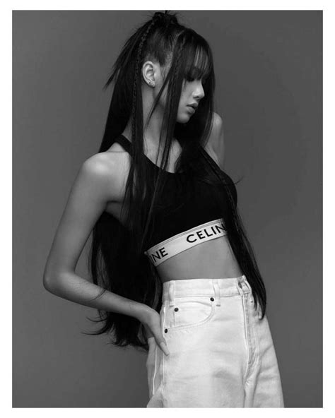 10 Potret Anggun Lisa Blacpink Dalam Outfit Off Shoulder