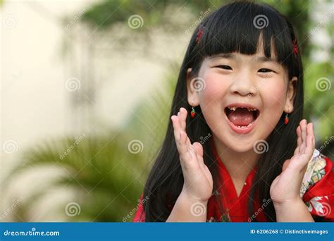 Schreiendes Asiatisches Kind Stockfoto Bild Von Nett Glück 6206268
