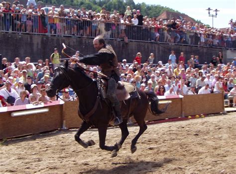 To go for a gallop → ausreiten; Bogenschütze im Galopp Foto & Bild | monatswettbewerbe ...
