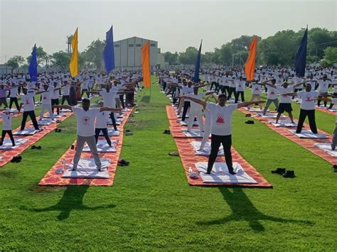 जगह जगह पर हुआ कार्यक्रम का आयोजन डीएम एसपी ने किया योग दिया निरोग