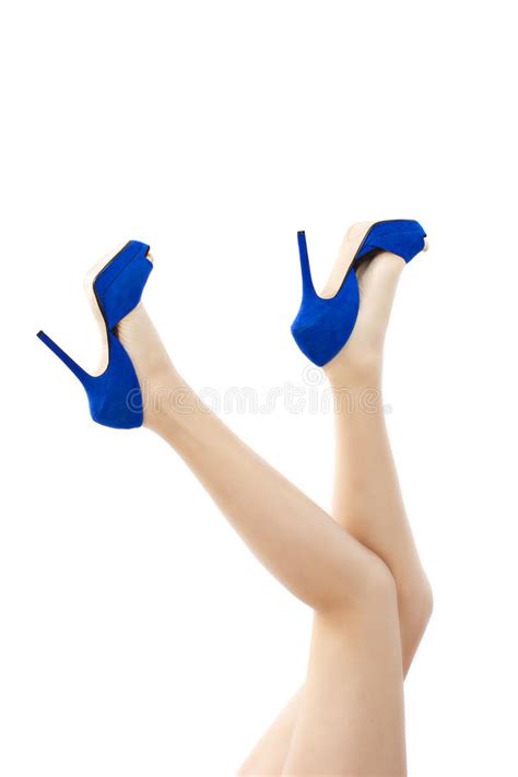 piernas largas atractivas en zapatos azules de los altos talones imagen de archivo imagen de