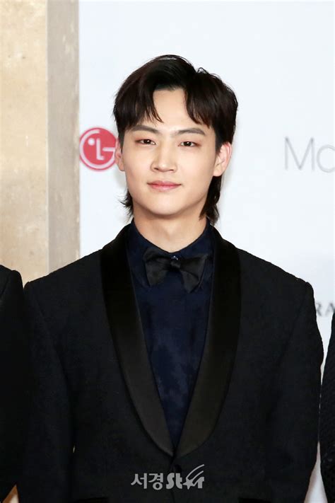 Jb is a member of got7 under (주)jyp엔터테인먼트. 갓세븐 JB, '흐뭇하게 만드는 얼굴' (2018AAA)