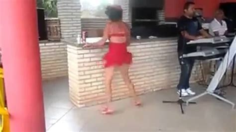 Mulher bebada dançando bar YouTube