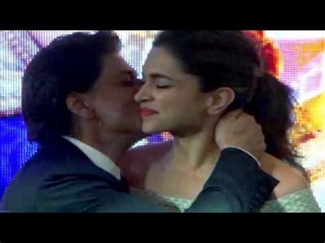 Shahrukh Khan Deepika Padukone Kiss At Sharabi Happy New Year Song Launch Youtube
