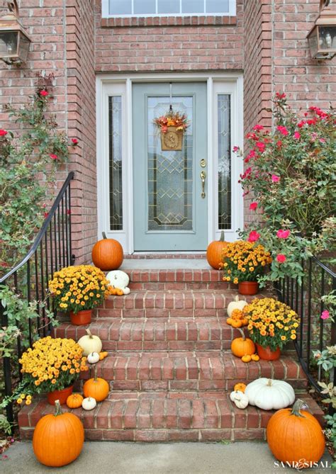 The exterior of your home is a very important area to keep looking beautiful and welcoming. Decorating a Front Porch for Fall
