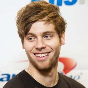 Luke robert hemmings (conceived july 16, 1996) is the mood guitarist and lead vocalist of 5 seconds of summer, alongside band individuals calum hood, michael clifford, and ashton irwin. Luke Hemmings Birthday, Real Name, Age, Weight, Height ...