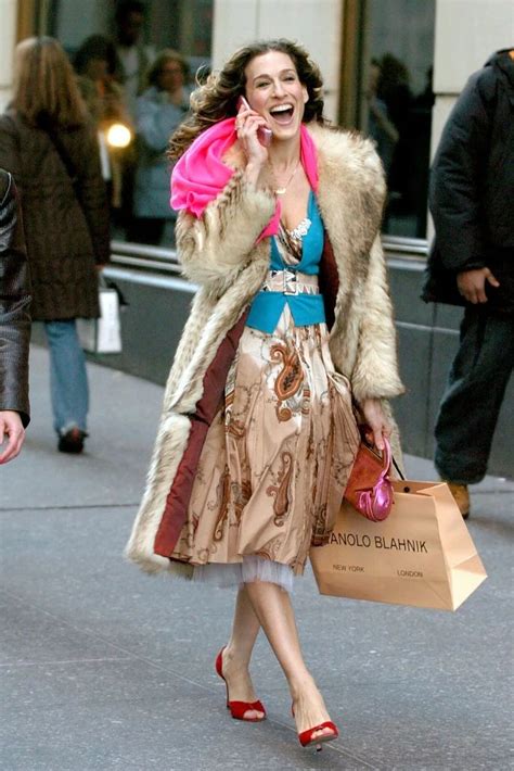carrie bradshaw s top outfits elexyfy
