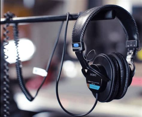 3 Best Podcast Headphones Used By Professional Podcasters