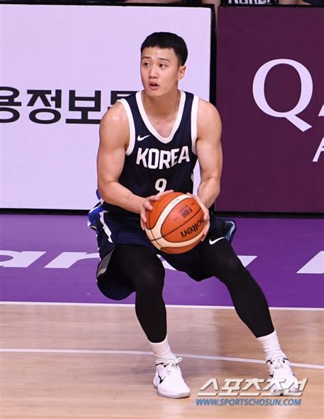 해가 서쪽에서.? 식사 후 바로 정리하는 허재에 놀란 허웅·허훈 해방타운. 허웅-허훈, 결국 농구대표팀 제외...논란 의식했나