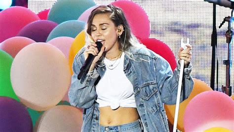 Miley Cyrus Wears Daisy Dukes For Super Bowl Soundcheck Photos Hollywood Life
