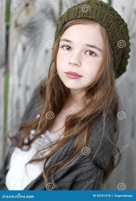 一个美丽的小女孩的画象 库存照片 图片 包括有 夏天 女孩 孩子 室外 头发 少许 童年 幸福 43701978