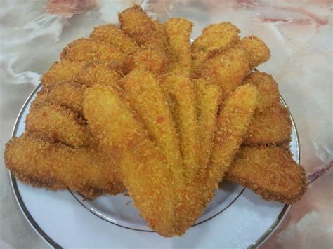 Pisang goreng ('fried banana' in indonesian/malay) is a fritter made by deep frying battered plantain in hot oil. DUHAI HATI: Pisang Goreng Kipas....rangup!!!!!