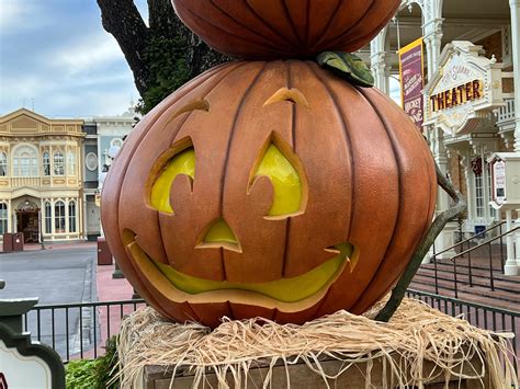 Photos Main Street Scarecrows Jack O Lanterns And More Halloween