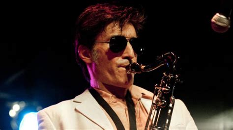 En villa gesell el 28 de agosto de 1965), es un saxofonista, guitarrista, vocalista y compositor de rock argentino. Funky Town: Willy Crook tocó en el Samsung Studio ...