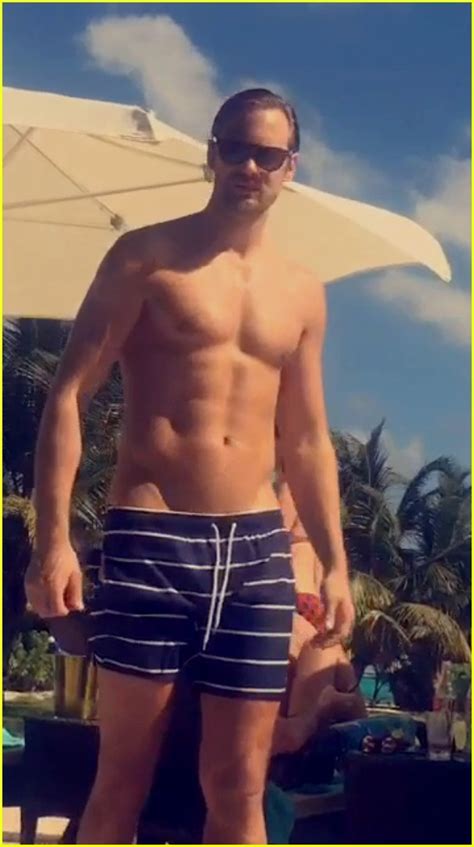 Alexander Skarsgard Goes Shirtless At The Pool On Snapchat Photo 3546409 Alexa Chung