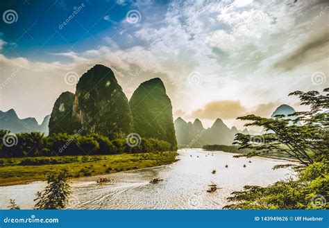 View On Karst Mountains And Limestone Peaks Of Li River In China Stock