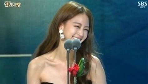 한예슬은 미국 캘리포니아주 로스앤젤레스에서 태어나 세리토스 고등학교를 졸업한 후. 한예슬, 테디 열애..첫 기사부터 남친 수입까지 "부러워라"