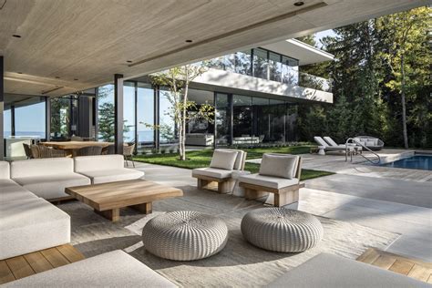 Luxury Modern Lakehouse In Canada