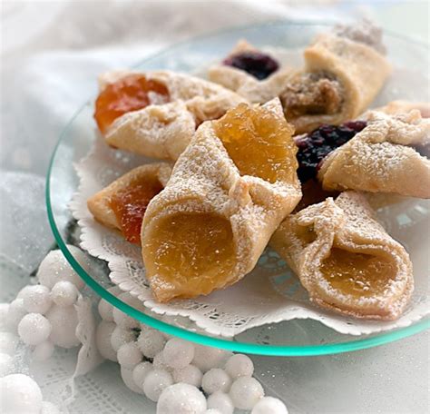 When we were first married, my husband and i lived and worked in london for a bit. Slovak Christmas Cookies - Christmas in Slovakia with Medovniky: Honey & Spice Cookies / Mix ...