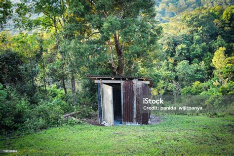 오래 된 나무 화장실 숲 마을 언덕에 산에 아연 지붕오 트 하우스 화장실 오두막 0명에 대한 스톡 사진 및 기타 이미지 0명 건축 나무 istock