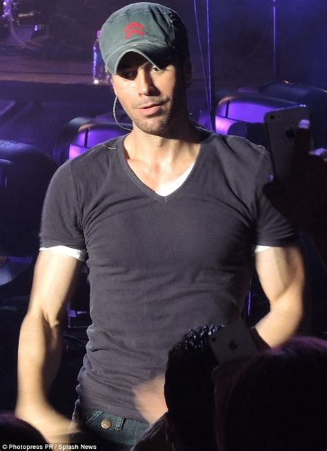 Enrique Iglesias Puts On Energetic Performance As He Kicks Off His Sex And Love Tour In Puerto