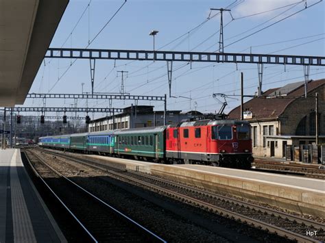 Sbb Re 44 11140 Mit Ersatzzug Bei Der Einfahrt Im Bahnhof Burgdorf