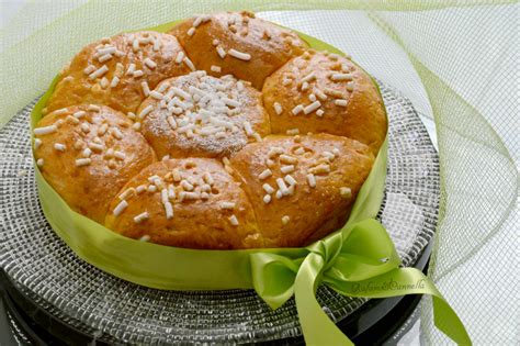 Ma la differenza tra una mozzarella industriale e un vero fiordilatte riguarda l'ingrediente di base che, nel caso della mozzarella industriale è una cagliata condizionata, mentre nel vero fiordilatte, come dice la parola, è il latte della mucca. Brioche fior di latte - Rafano e cannella
