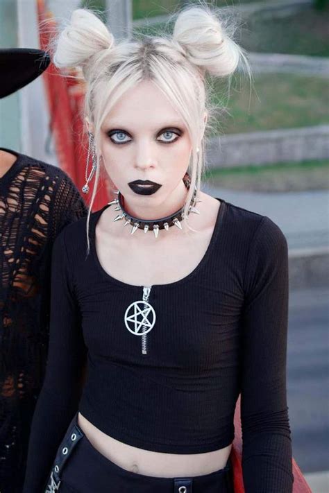25 Cool Goth Hairstyles That Look Great On Anyone