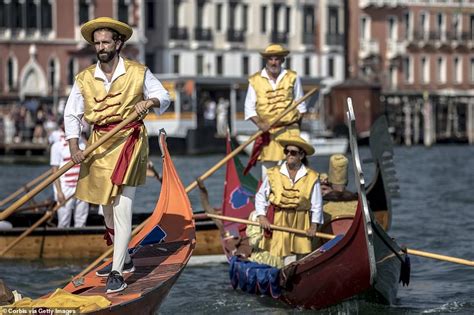 Hundreds Enjoy Venices Historical Regatta As Gondoliers Race Up The