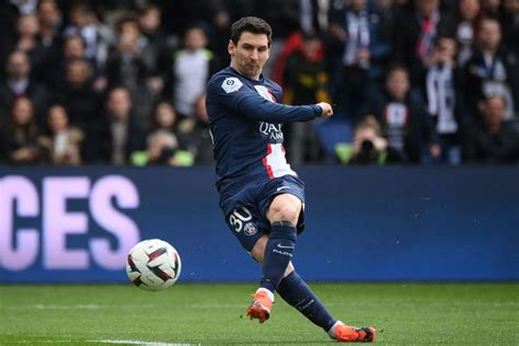 Lionel Messis Stunning 95 Minute Free Kick Steals Psg Win Over Lille In
