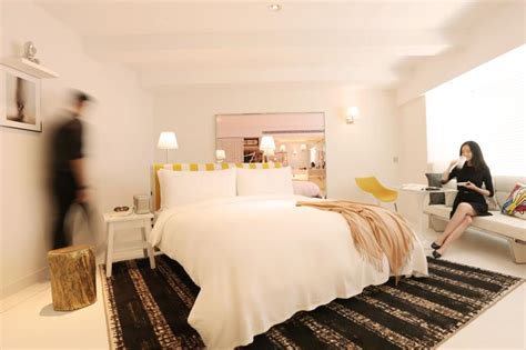 提醒事項： (1)防疫旅館期間，check in 作業改於旅館右大門進入後進行，檢疫期間結束於旅館左大門退房。 (2)檢疫房型每房限制入住1人，惟有特別需求者可向旅館同仁說明申請。 提供電話、email、官方line. 防疫旅館補助10月起降為8百元 延長實施至年底 | 生活 | NOWnews今日新聞