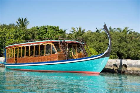 Steuern sie in richtung traumurlaub mit ihr perfektes boot. De Traditionele Boot Dhoni Van De Maldiven In ...