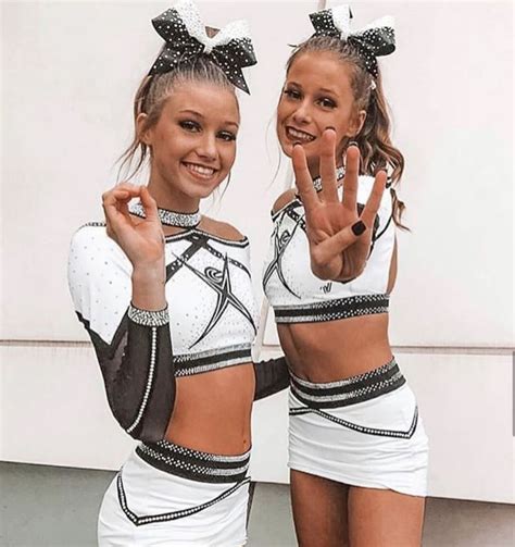 Pin By Presli Brooke☆ On C H E E R P I C S In 2020 Cheer Poses Cheer Dance Cheer Pictures