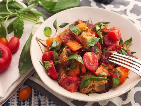 Classic Panzanella Salad Tuscan Style Tomato And Bread Salad Recipe Recipe Tomato Recipes