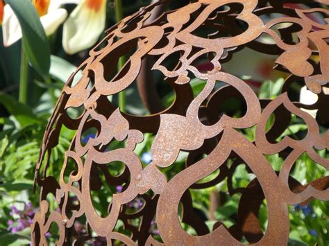 Rostige pflanzsäulen sind ein blickfang für deinen garten. Gartenkugel aus vielen Herzen - Metall EdelRost