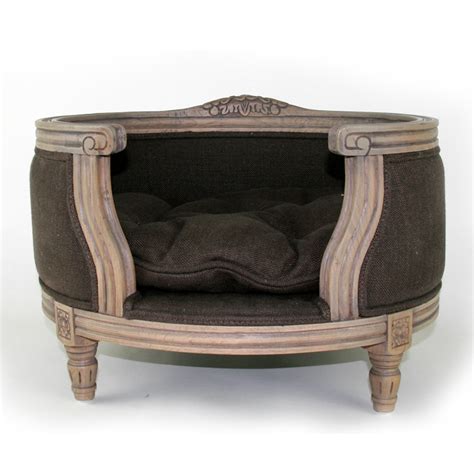 If your tastes are more modern and refined, our selection of dog beds in solid colors can provide comfort and not distract from the flow of your living space. THE GEORGE LUXURY DESIGNER PET BED in Chocolate | Cuckooland